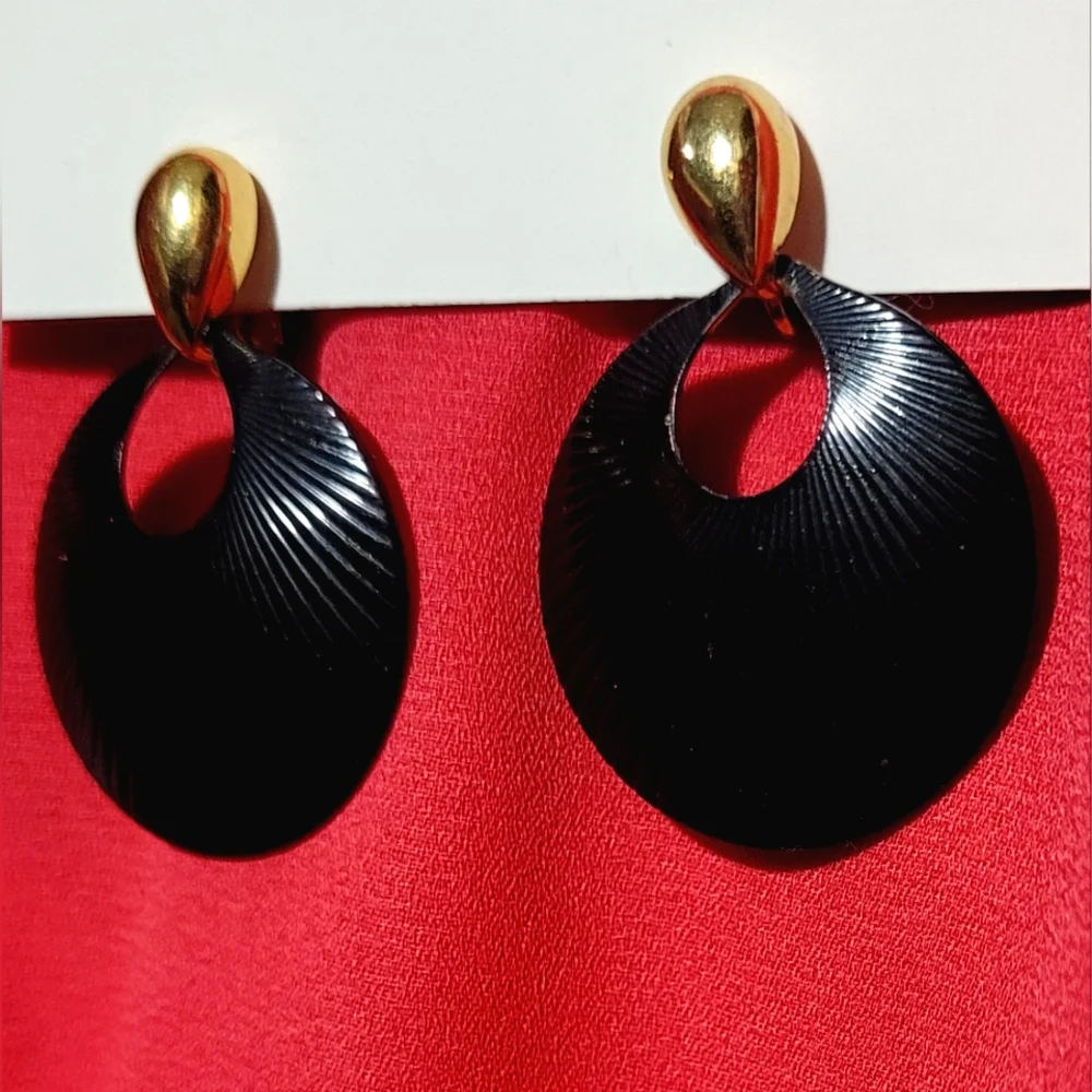 Vintage Trifari Black & Gold Tone Clip On Earrings.